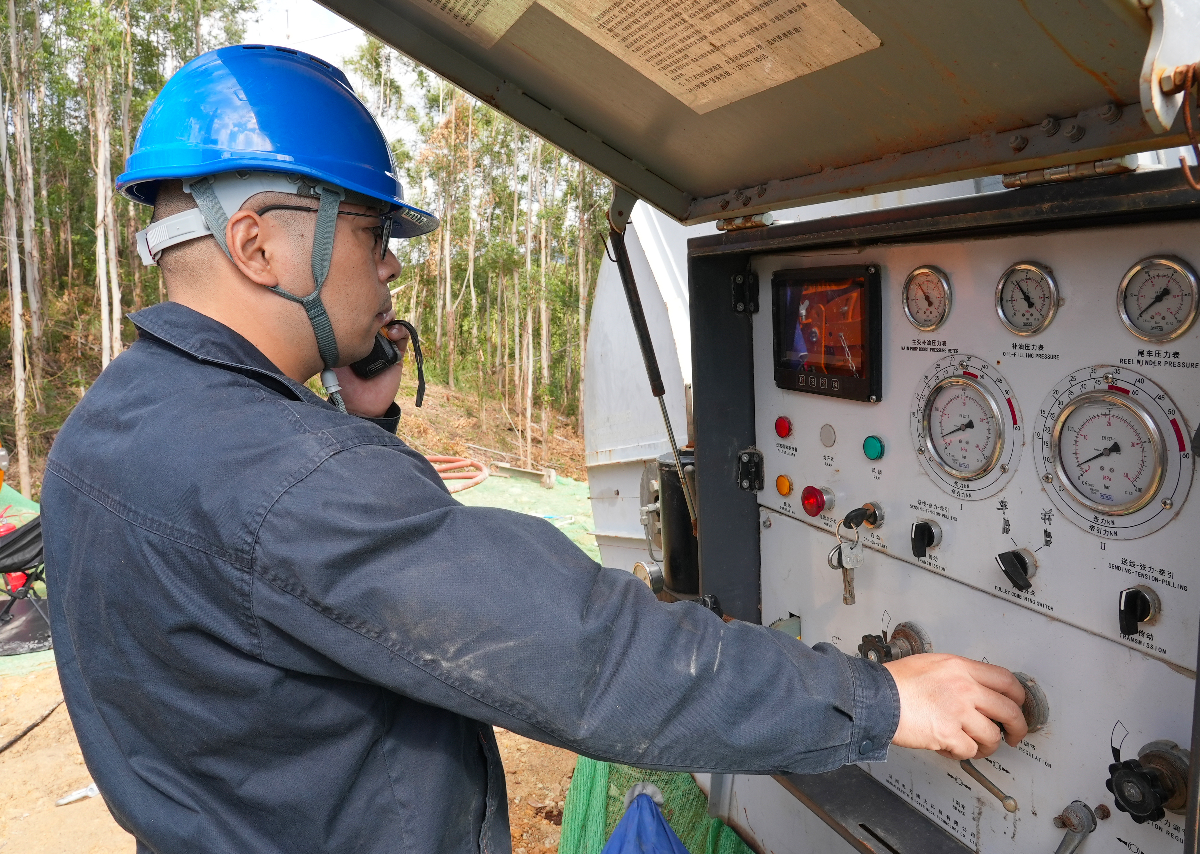 11月27日國網(wǎng)福州供電公司施工人員在福建省福州市閩清縣金沙鎮(zhèn)沃頭村220千伏白<span id=