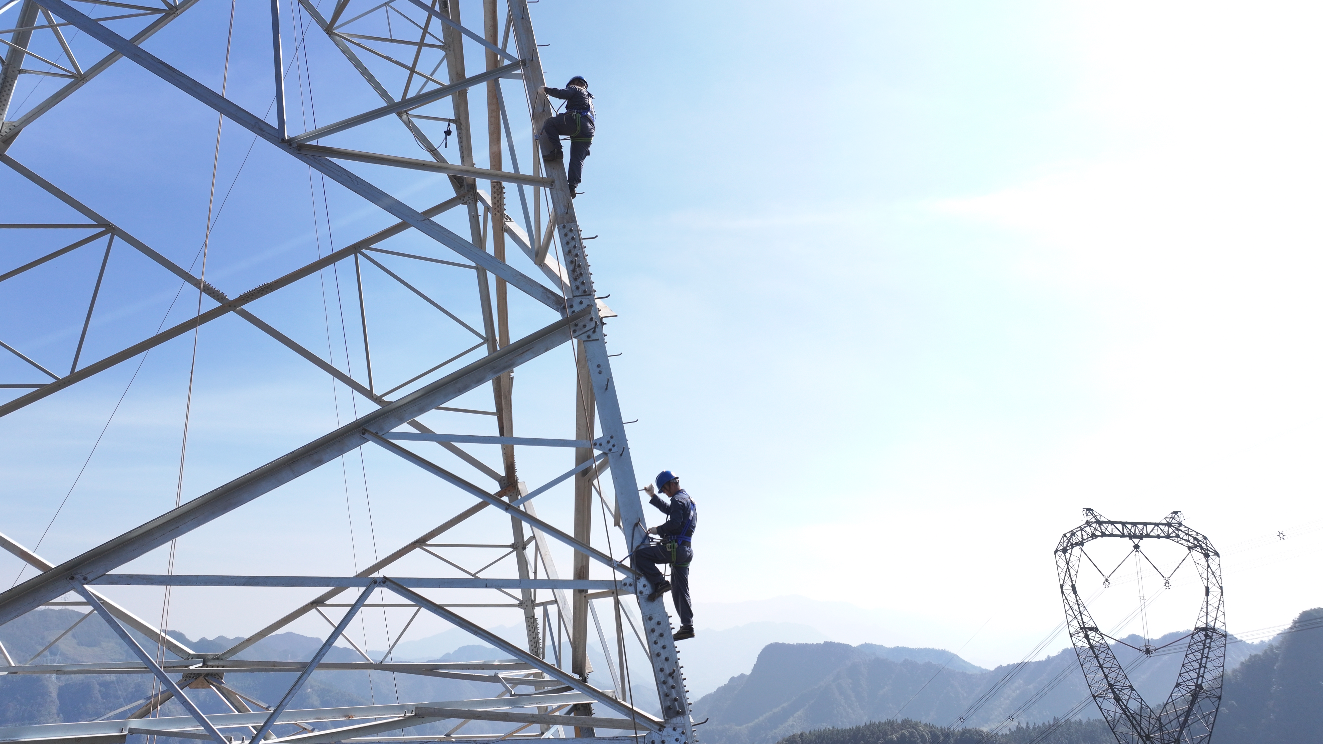 寒潮未到，抗冰先行。南方電網(wǎng)超高壓公司對(duì)<span id=