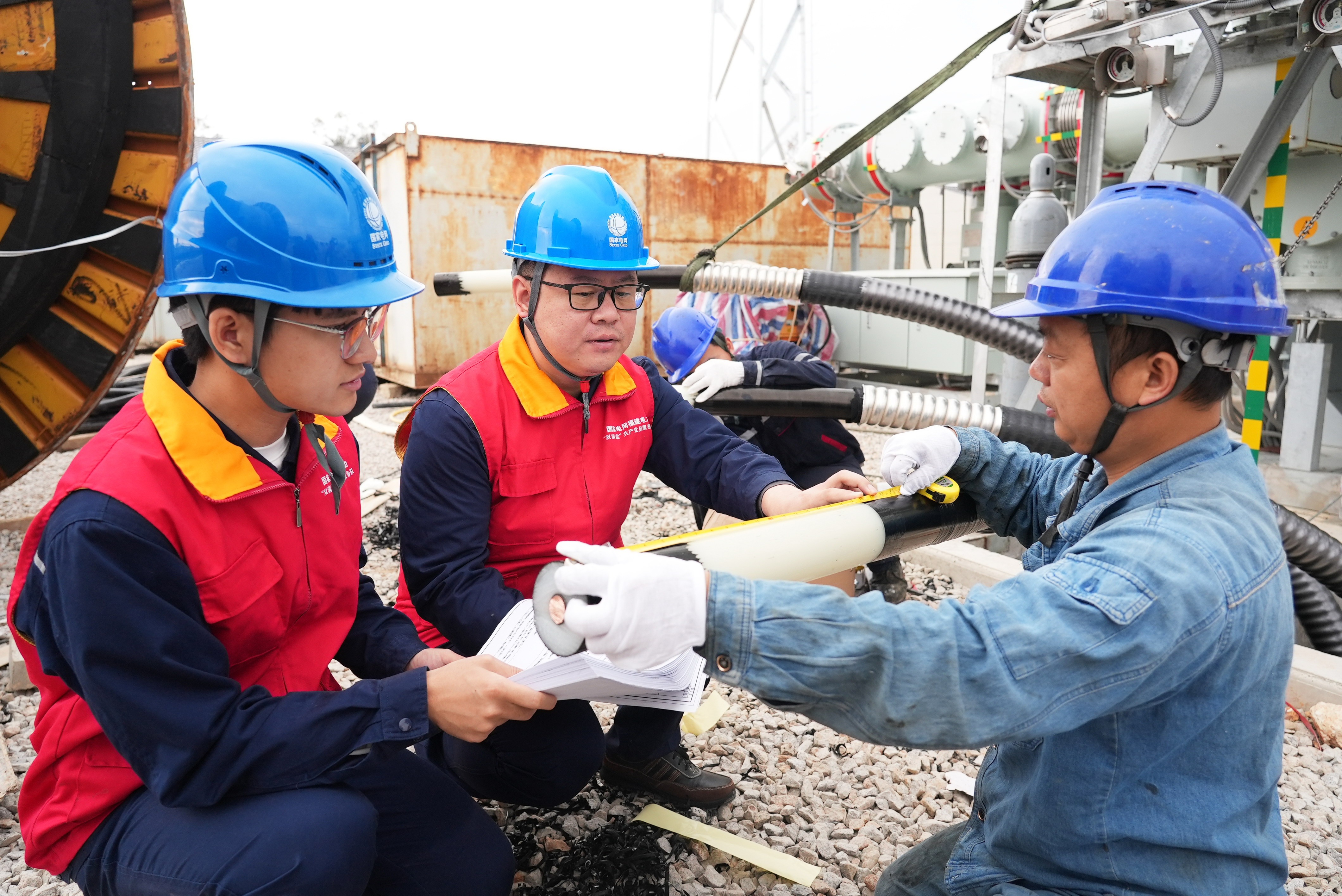 12月12日國網福州供電公司工作人員在<span id=