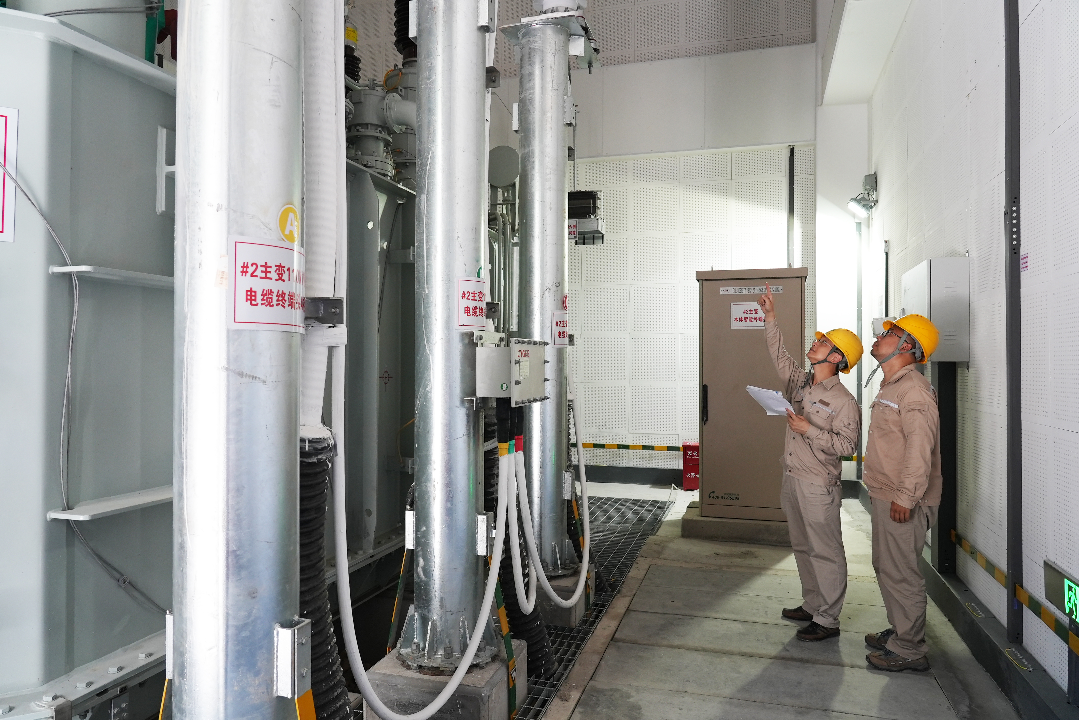 6月10日國(guó)網(wǎng)福州供電公司工作人員在110千伏鐵嶺變電站核對(duì)2號(hào)主變電纜終端頭（陳德鈞）1.jpg