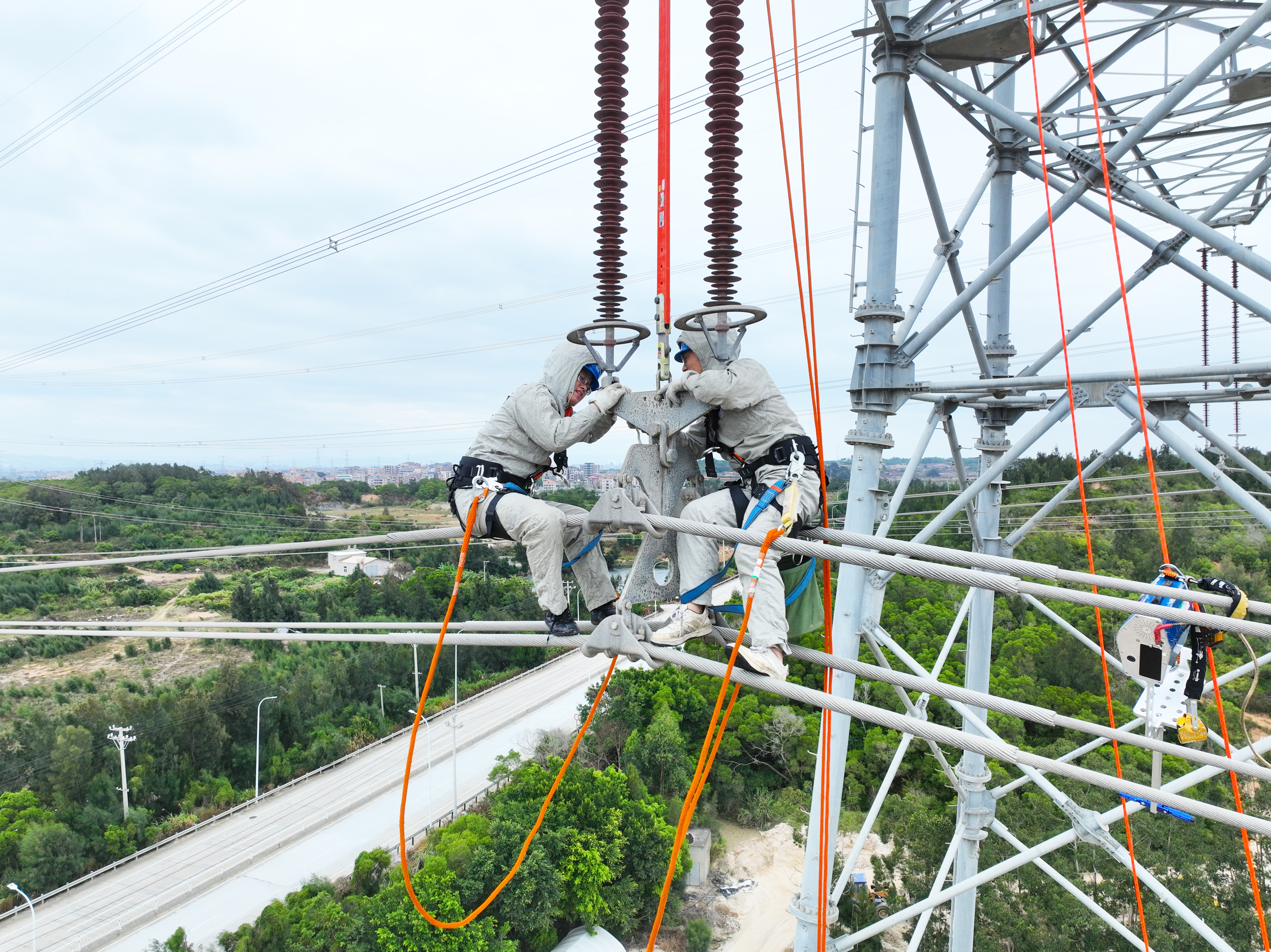 10月24日福建福州供電公司員工林信恩和方熙在福建省福清市三山鎮(zhèn)澤岐村500千伏玉頂Ⅰ路20號(hào)塔帶電更換下相絕緣子（陳德鈞）1.jpg