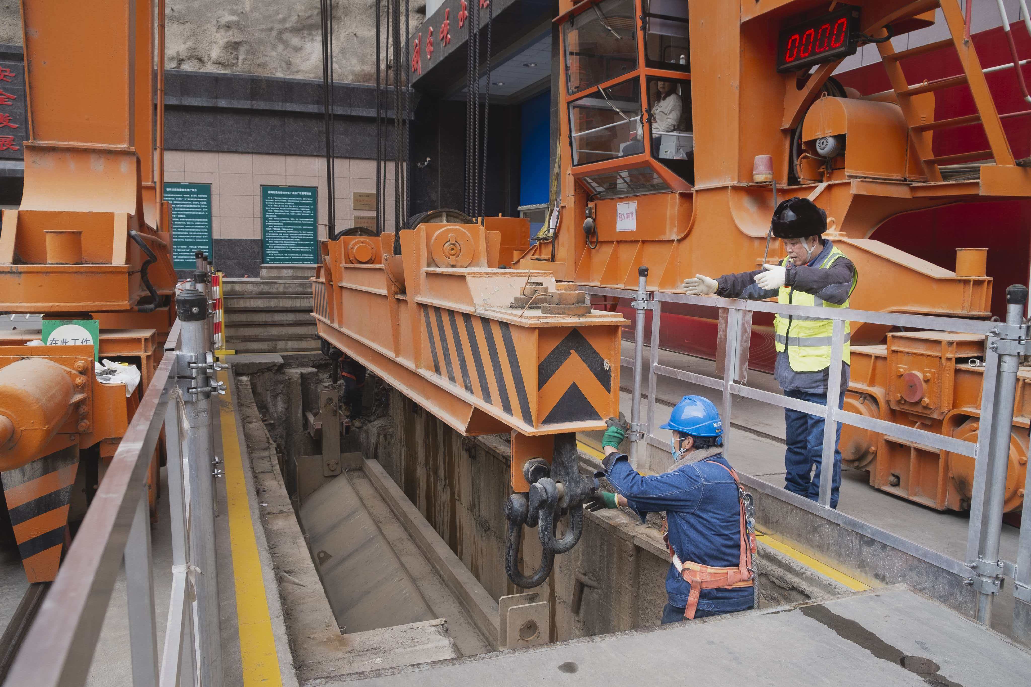 劉家峽水電廠(chǎng)：精準(zhǔn)完成3號(hào)機(jī)組尾水閘門(mén)落門(mén) 筑牢檢修安全屏障 (1).jpg
