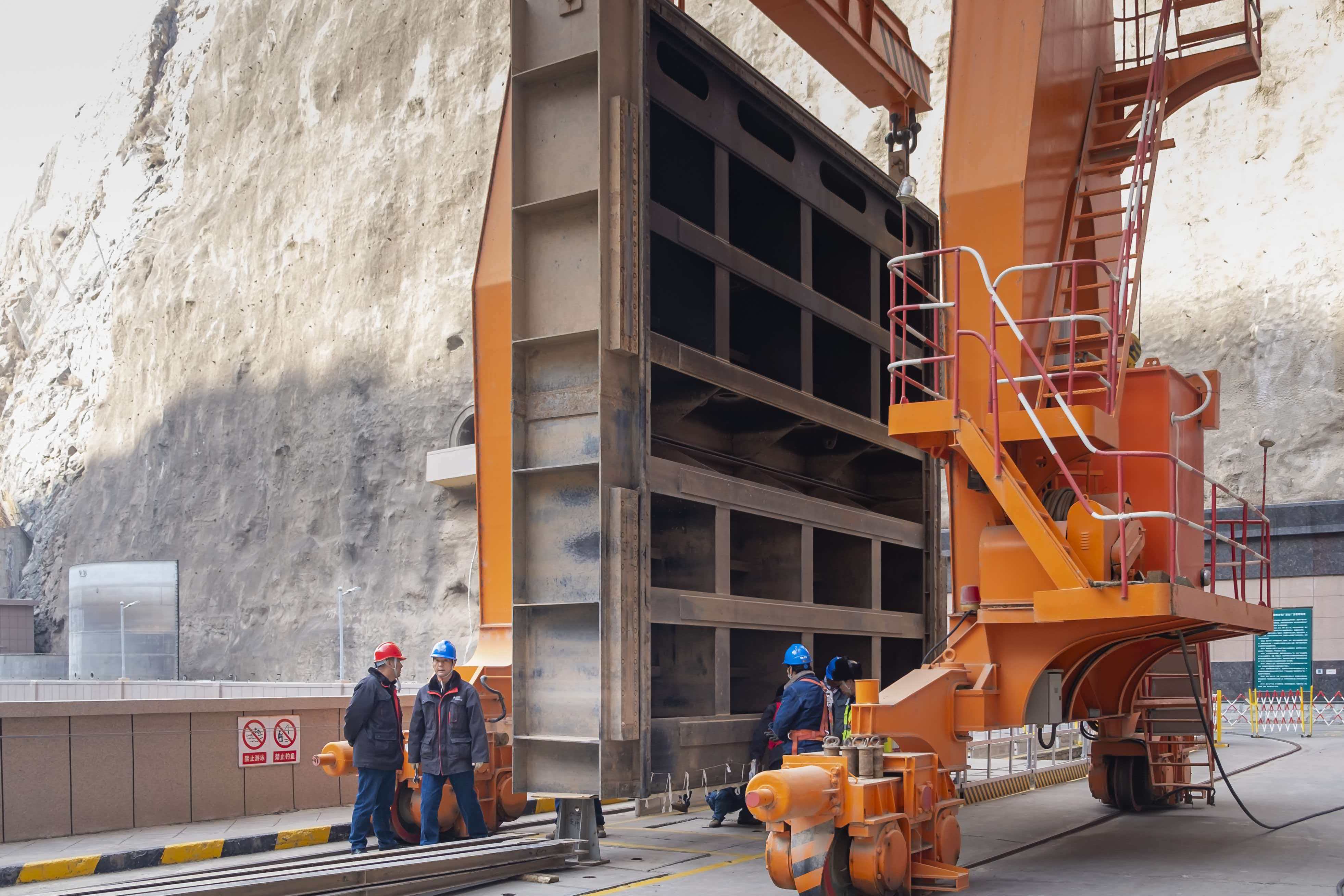 劉家峽水電廠(chǎng)：精準(zhǔn)完成3號(hào)機(jī)組尾水閘門(mén)落門(mén) 筑牢檢修安全屏障 (2).jpg