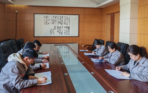 1--清水川能源公司組織職工簽訂《“文明交通、文明餐桌、文明上網(wǎng)、文明旅游”實(shí)踐行動(dòng)承諾<span id=