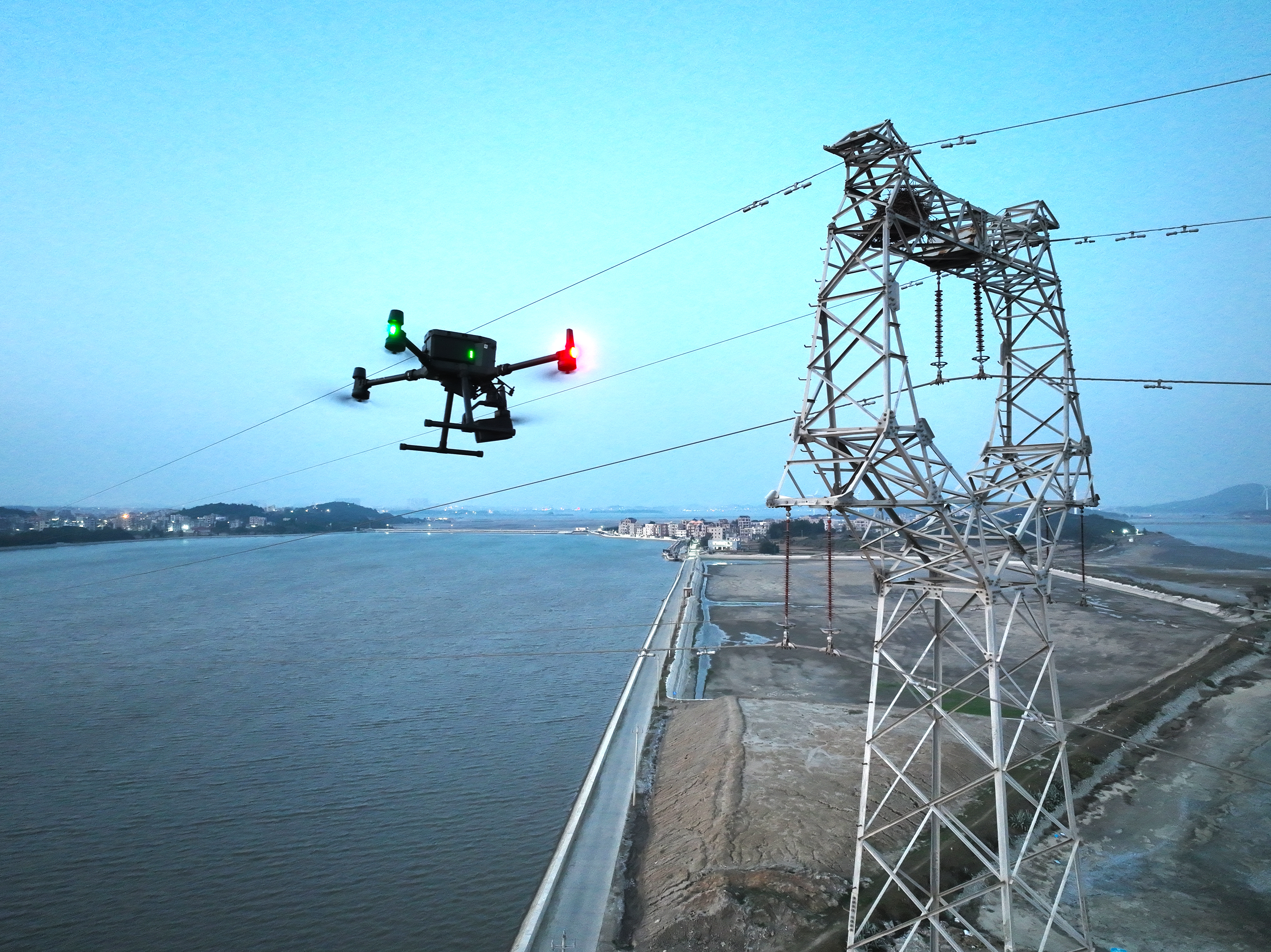 3月19日國(guó)網(wǎng)福清市供電公司輸電運(yùn)維人員在福建省福清市沙浦鎮(zhèn)<span id=