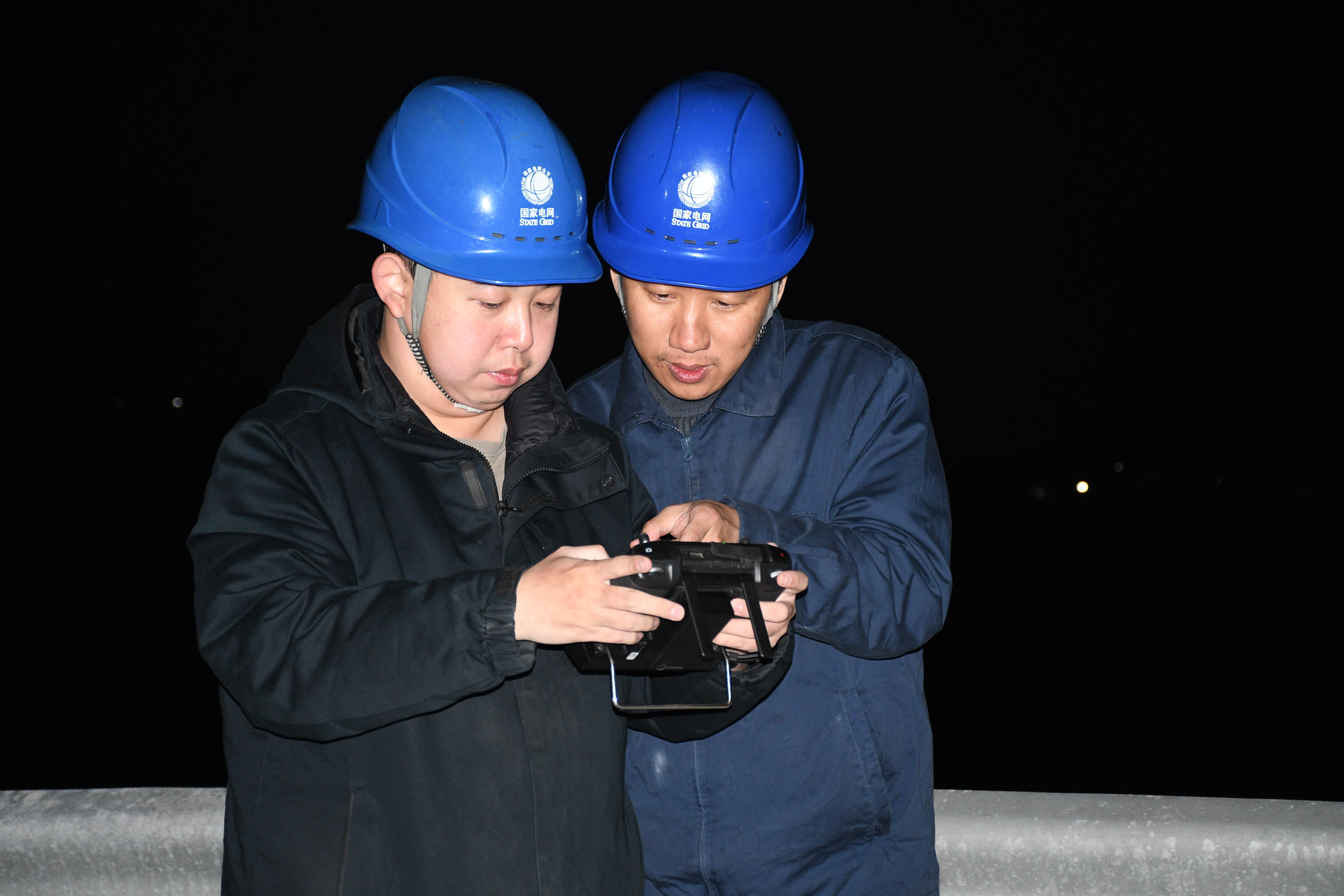 3月19日國(guó)網(wǎng)福清市供電公司輸電運(yùn)維人員在福建省福清市沙浦鎮(zhèn)<span id=