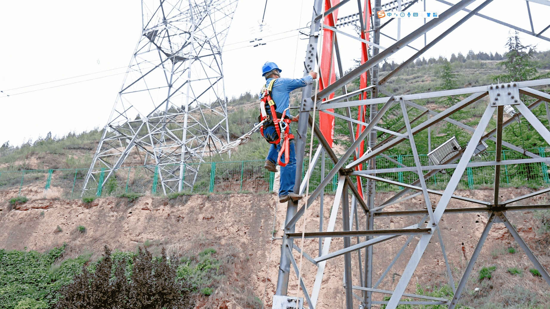 國(guó)網(wǎng)蘭州供電公司員工在蘭州石板山輸電線路技能培訓(xùn)基地使用“全方位雙扣式安全防墜器”開展登塔作業(yè)。<span id=