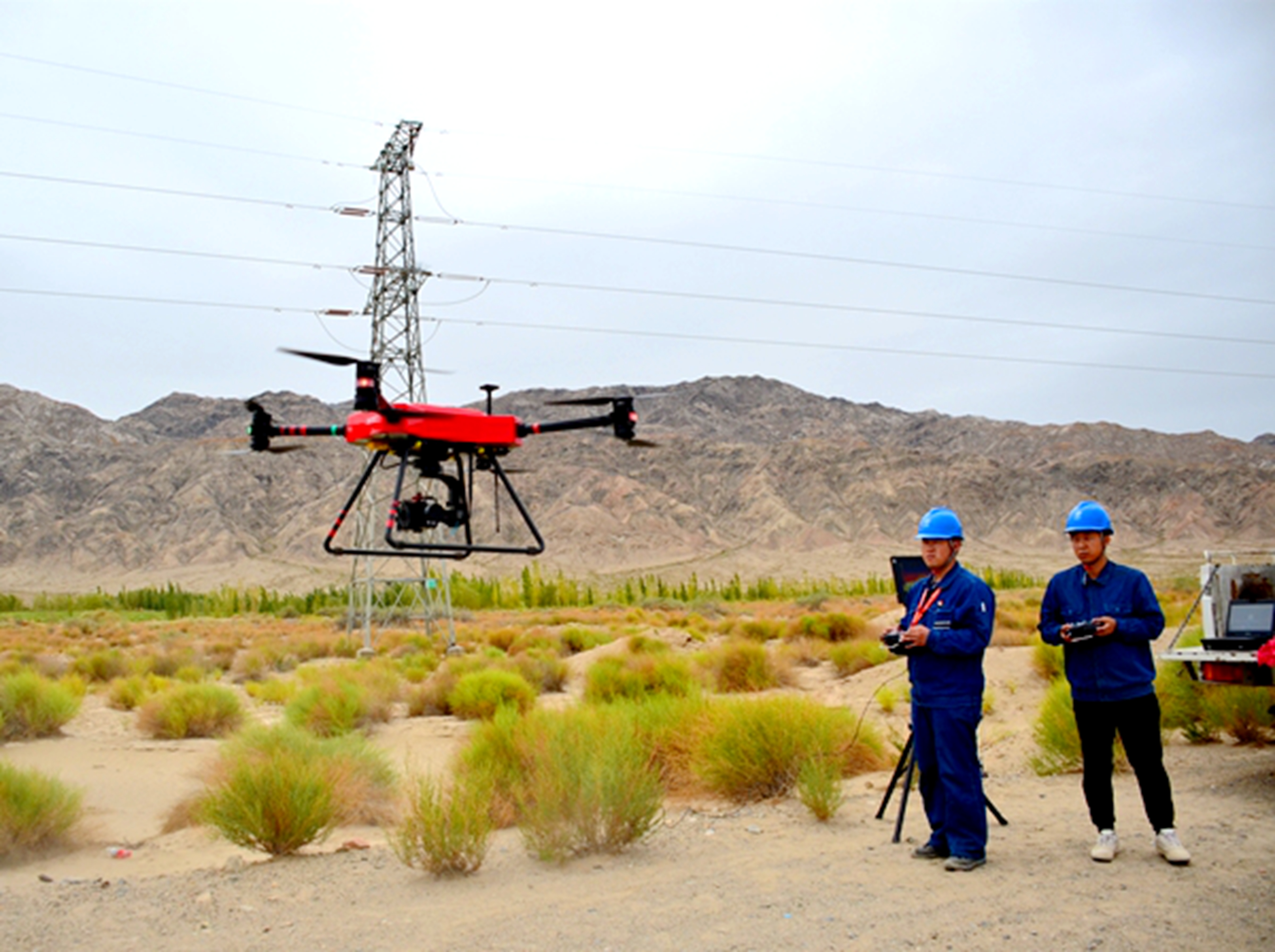 唐銳在110千伏火南線進行無人機巡檢作業(yè)_副本.jpg