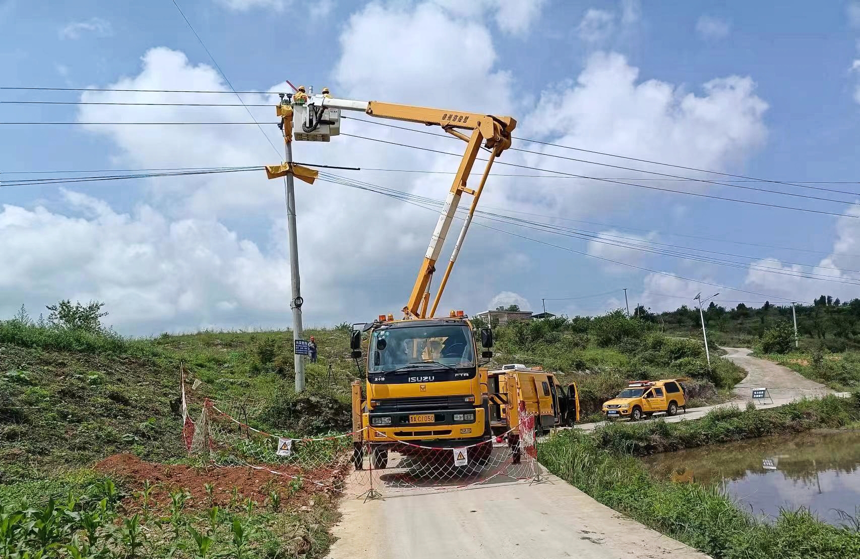 整治跨魚塘線路 守護(hù)人身電網(wǎng)安全.jpg