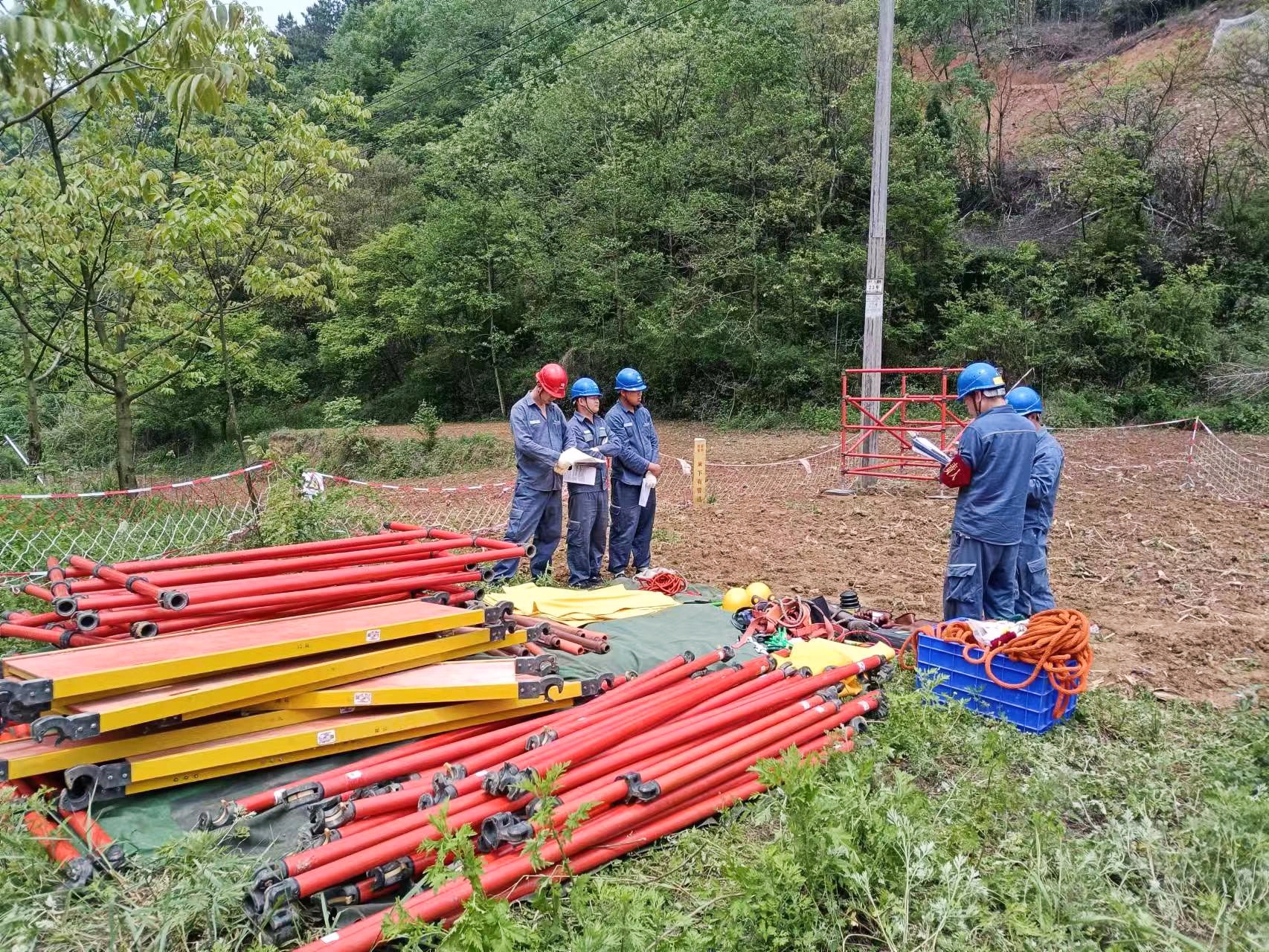 OA山區(qū)帶電作業(yè)車不能到達(dá) 絕緣腳手架跟上.jpg