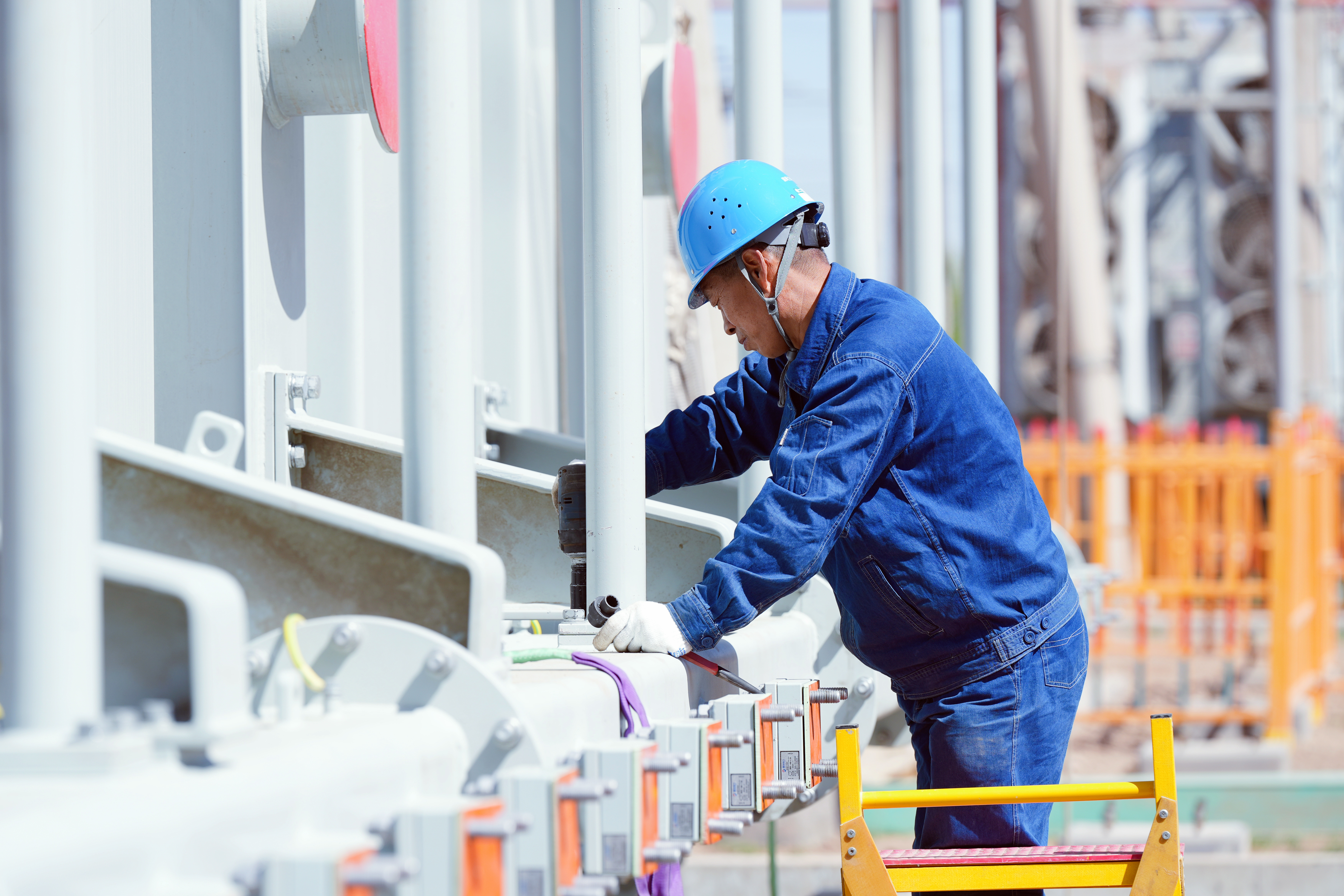 20250509國(guó)網(wǎng)蘭州供電公司變電檢修中心員工在330千伏永登變電站1號(hào)主變安裝散熱器主油管。史雙絢攝  (1).JPG