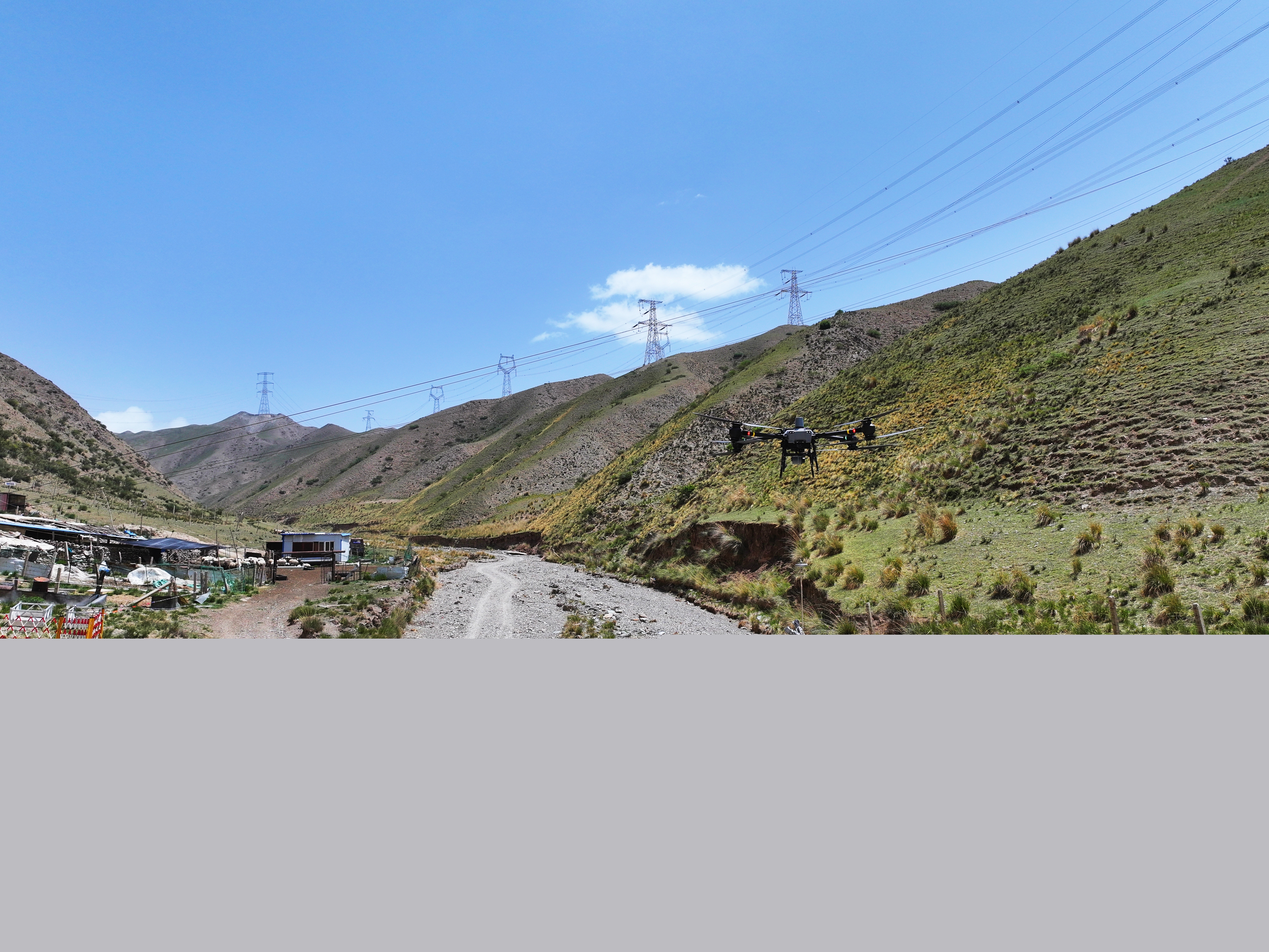 5月27日，在甘肅蘭州永登縣武勝驛，國(guó)網(wǎng)蘭州供電公司采用大載重?zé)o人機(jī)吊物完成330千伏武紅雙回同塔改造，避免了電網(wǎng)改造對(duì)天然牧場(chǎng)草原和重點(diǎn)防洪堤段的影響。<span id=