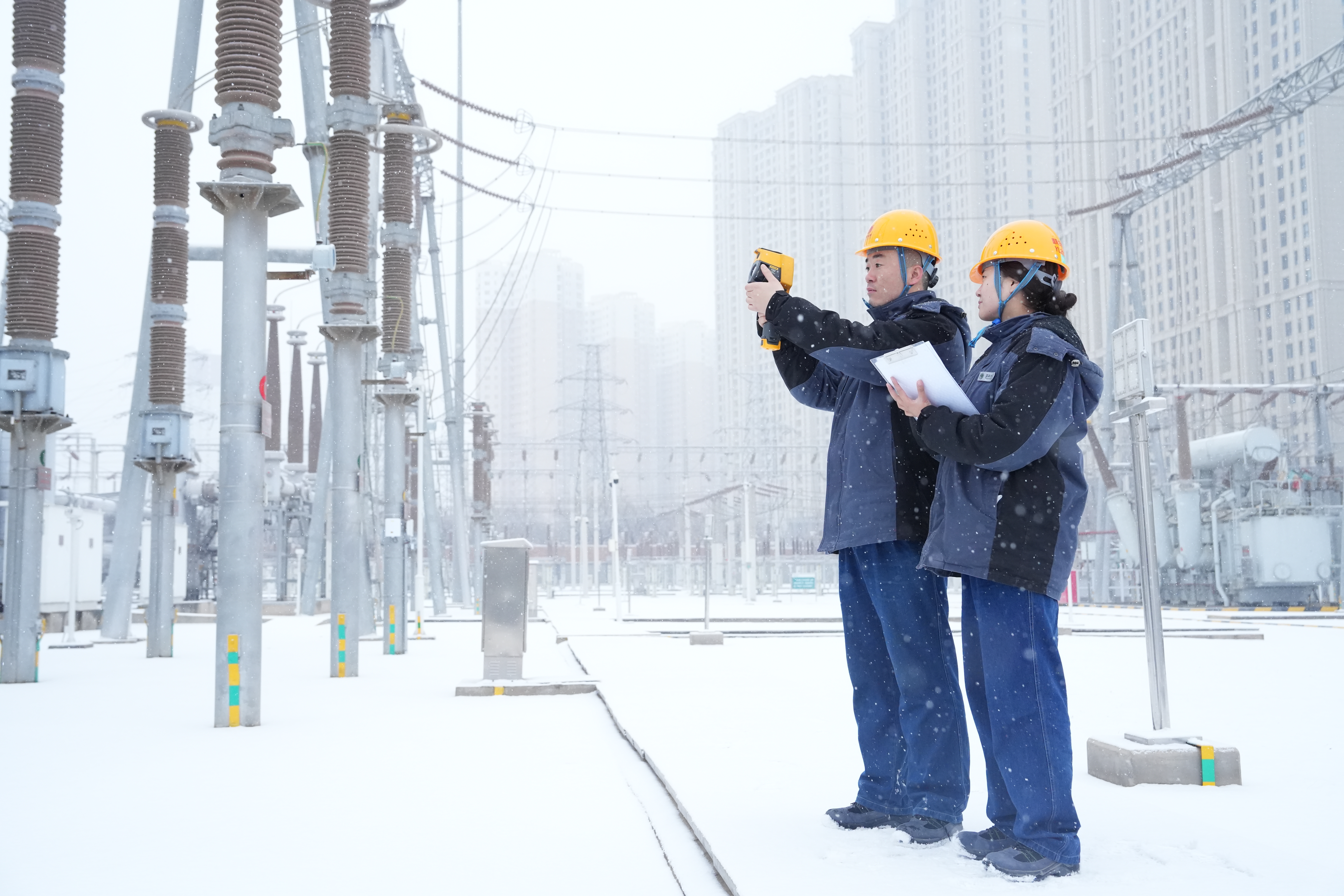國網(wǎng)蘭州供電公司變電運(yùn)維中心員工在330千伏桃樹村變電站進(jìn)行雪天特巡。李柳雅攝.jpg