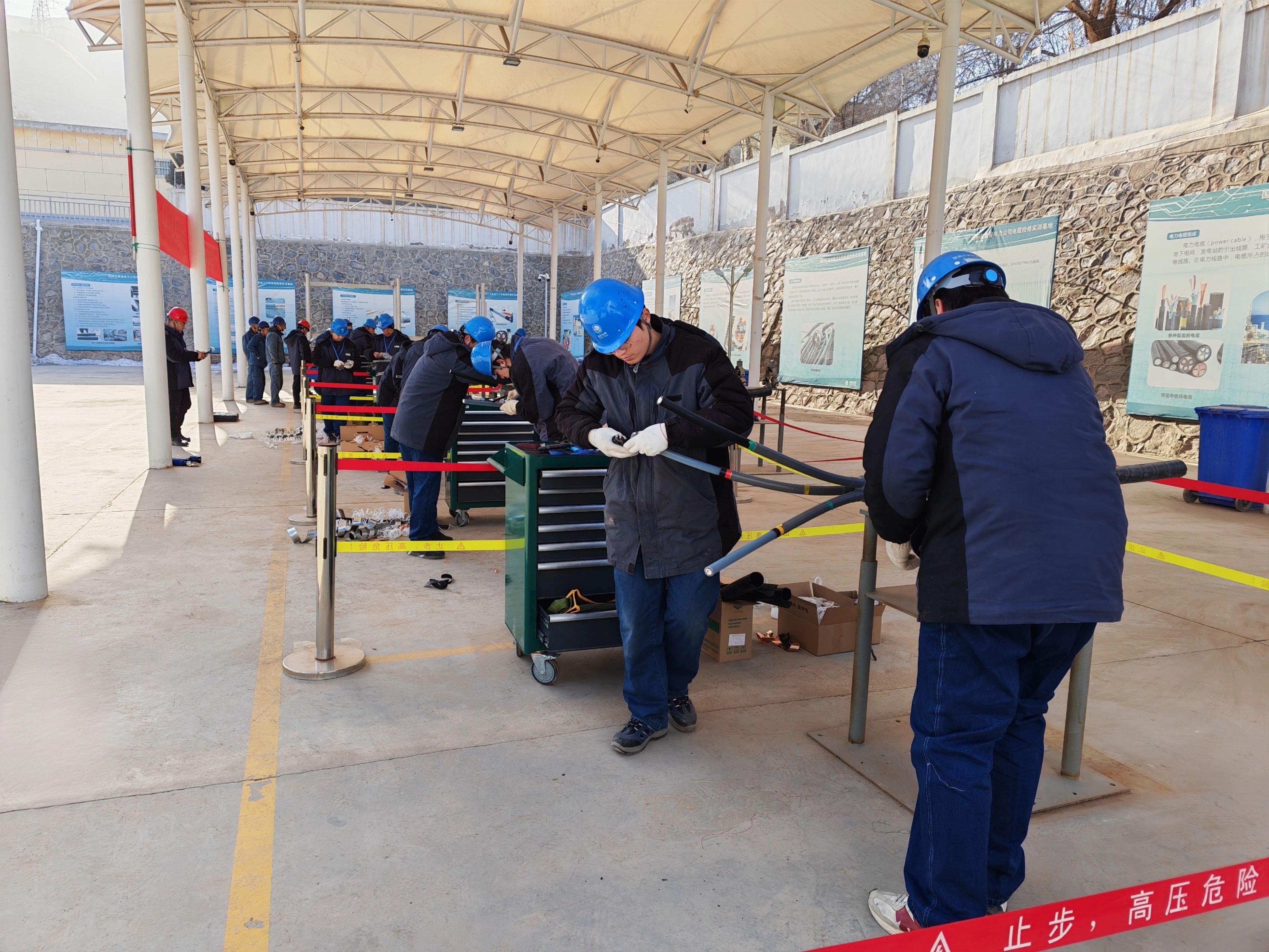 1月16日，國網(wǎng)蘭州供電公司城關(guān)供電分公司在龔家灣電纜實(shí)訓(xùn)基地開展2026年“精工傳承，匠心筑夢”電纜終端頭制作技能競賽。石<span id=