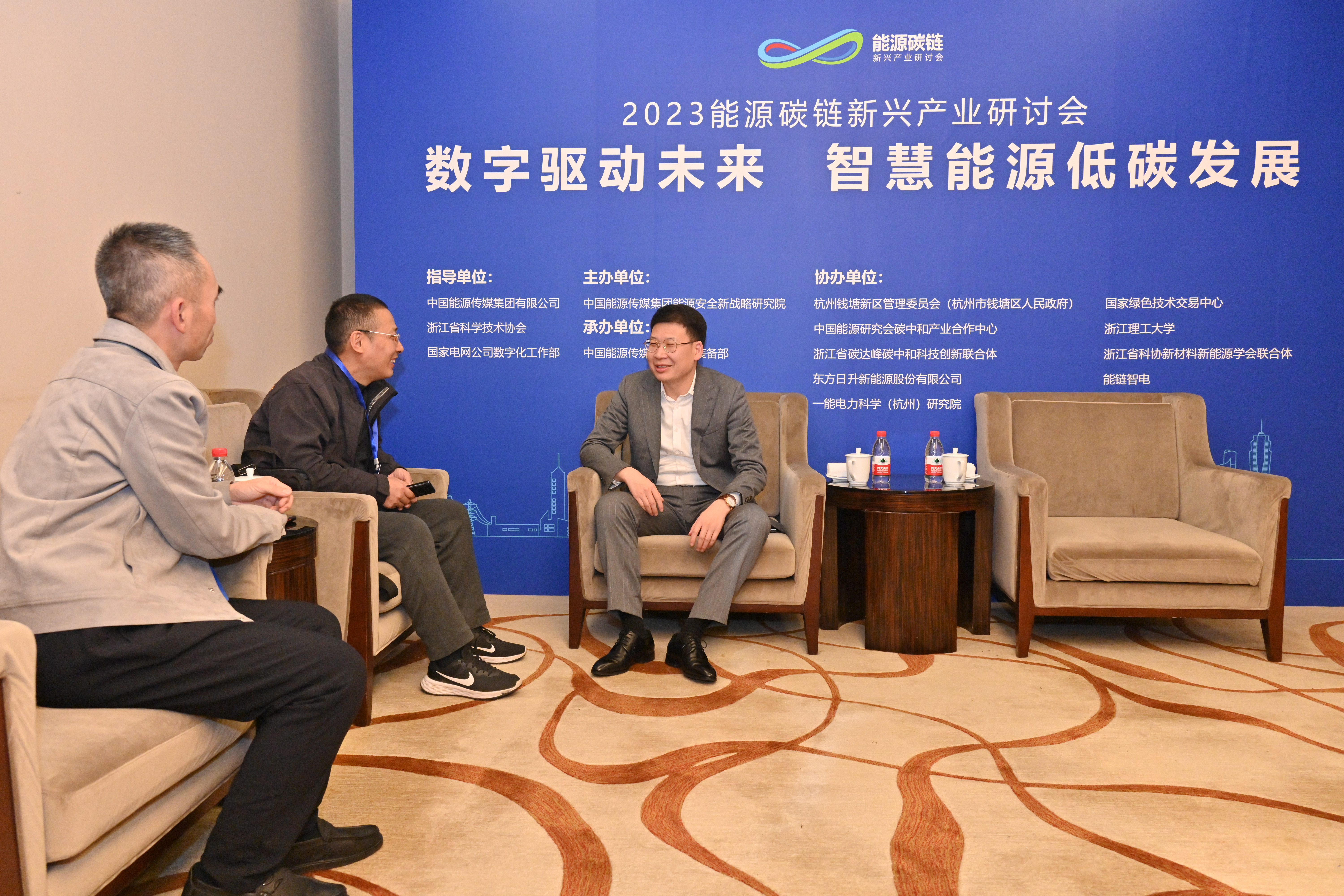 東方日升BIPV副總經(jīng)理周懷闊：推進(jìn)光伏建筑一體化 助力建筑行業(yè)碳達(dá)峰