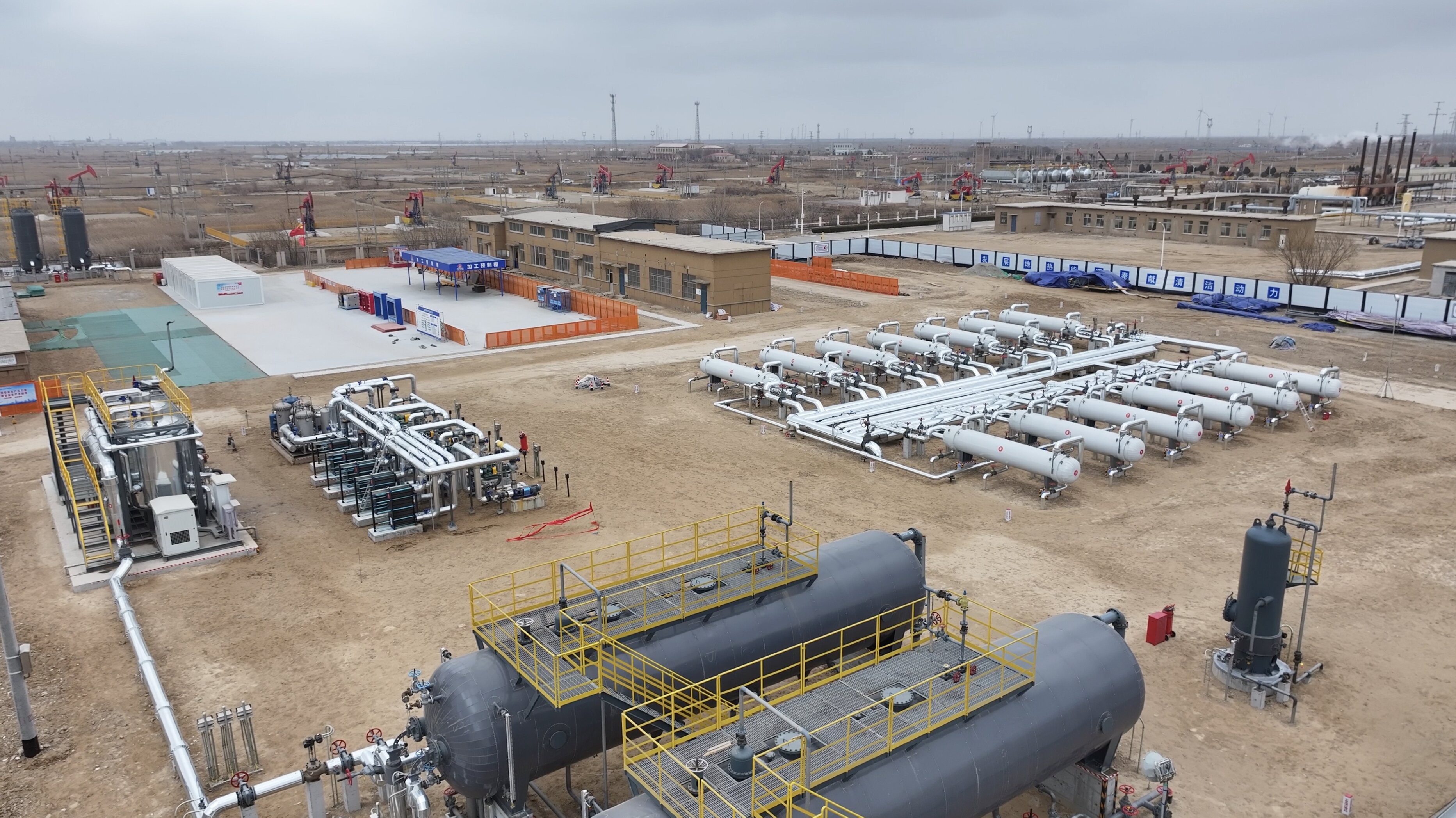 勝利油田創(chuàng)新采用“氣井高溫余熱+油井中溫余熱”雙熱源梯級換熱技術(shù)，集中提取油氣井余熱，實(shí)現(xiàn)清潔熱能高效利用。圖為東一聯(lián)區(qū)域供熱中心站.jpg